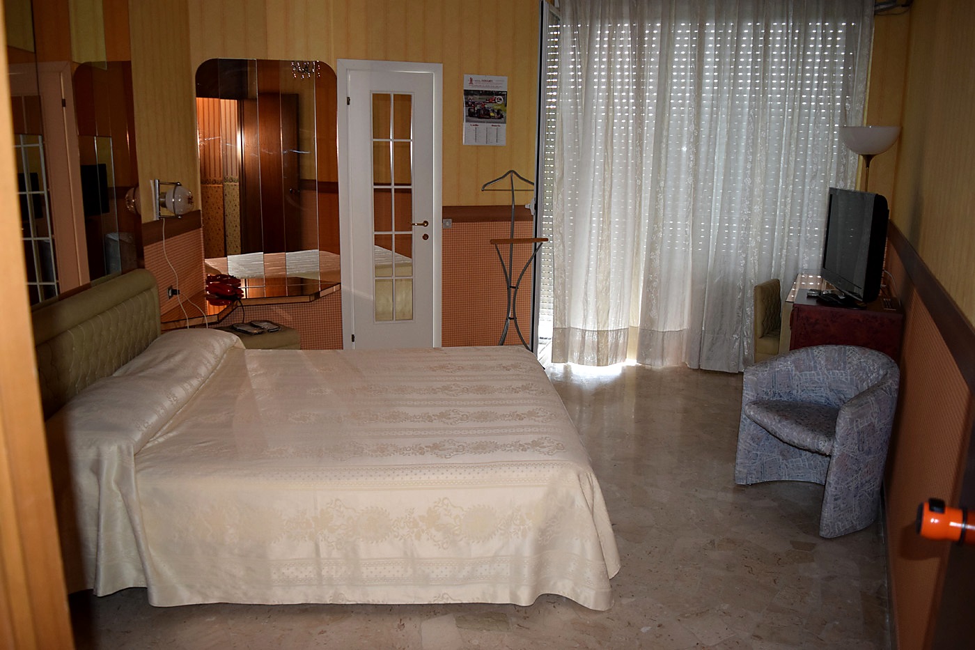 Camera Superior con letto imbottito e toni crema