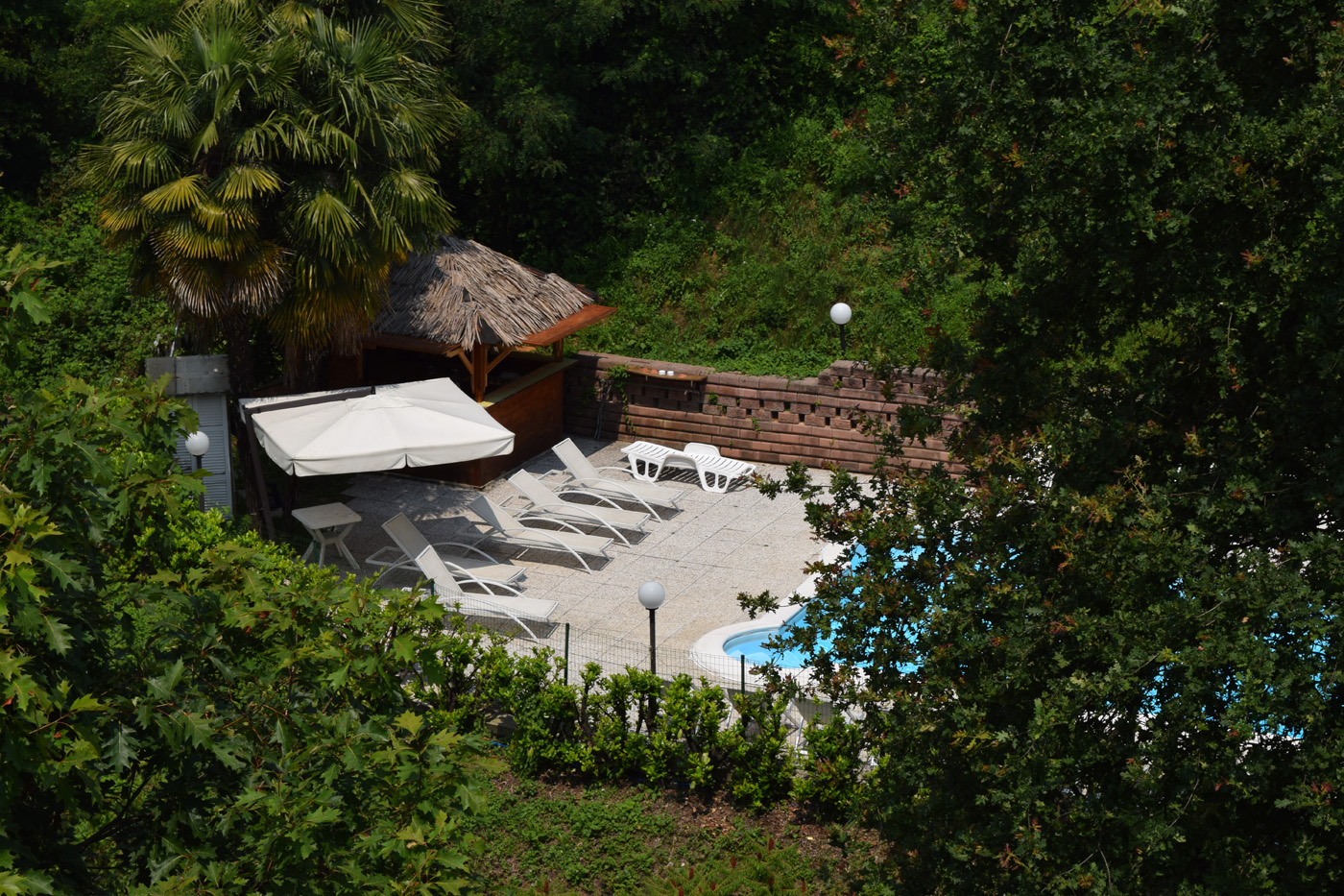 Piscina all’aperto dell’Hotel Fossati immersa nel verde